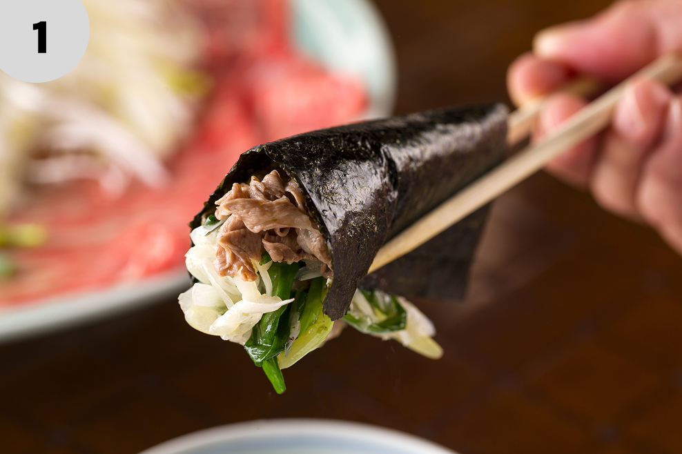 ① 煮た具材をパリパリの佐賀海苔で巻いて香ばしさとパリッとした歯切れの良さを楽しむ