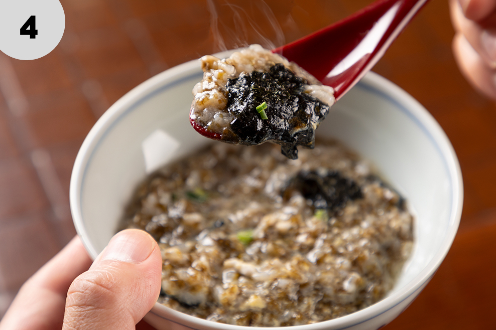 ④ 〆に、海苔が溶け込んだ出汁で雑炊に。仕上げに細かくちぎった
海苔をふりかける